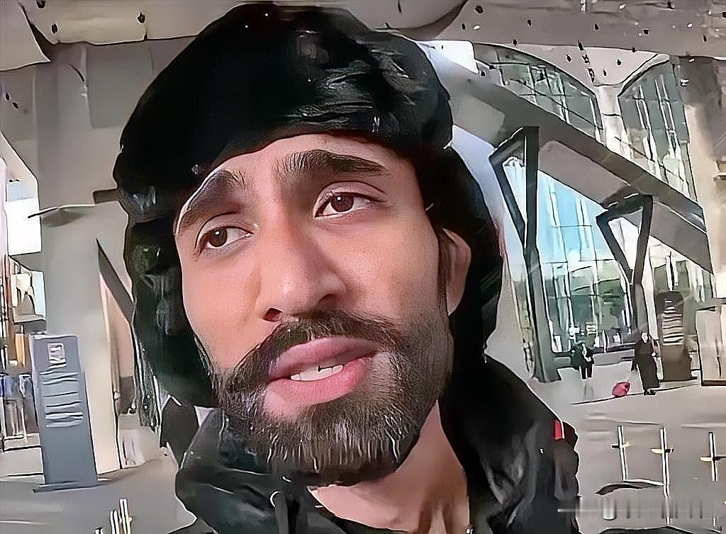 这一招“空手套白狼”，算是被这些印度网红玩明白了。进店也不看价，稀里呼噜点一