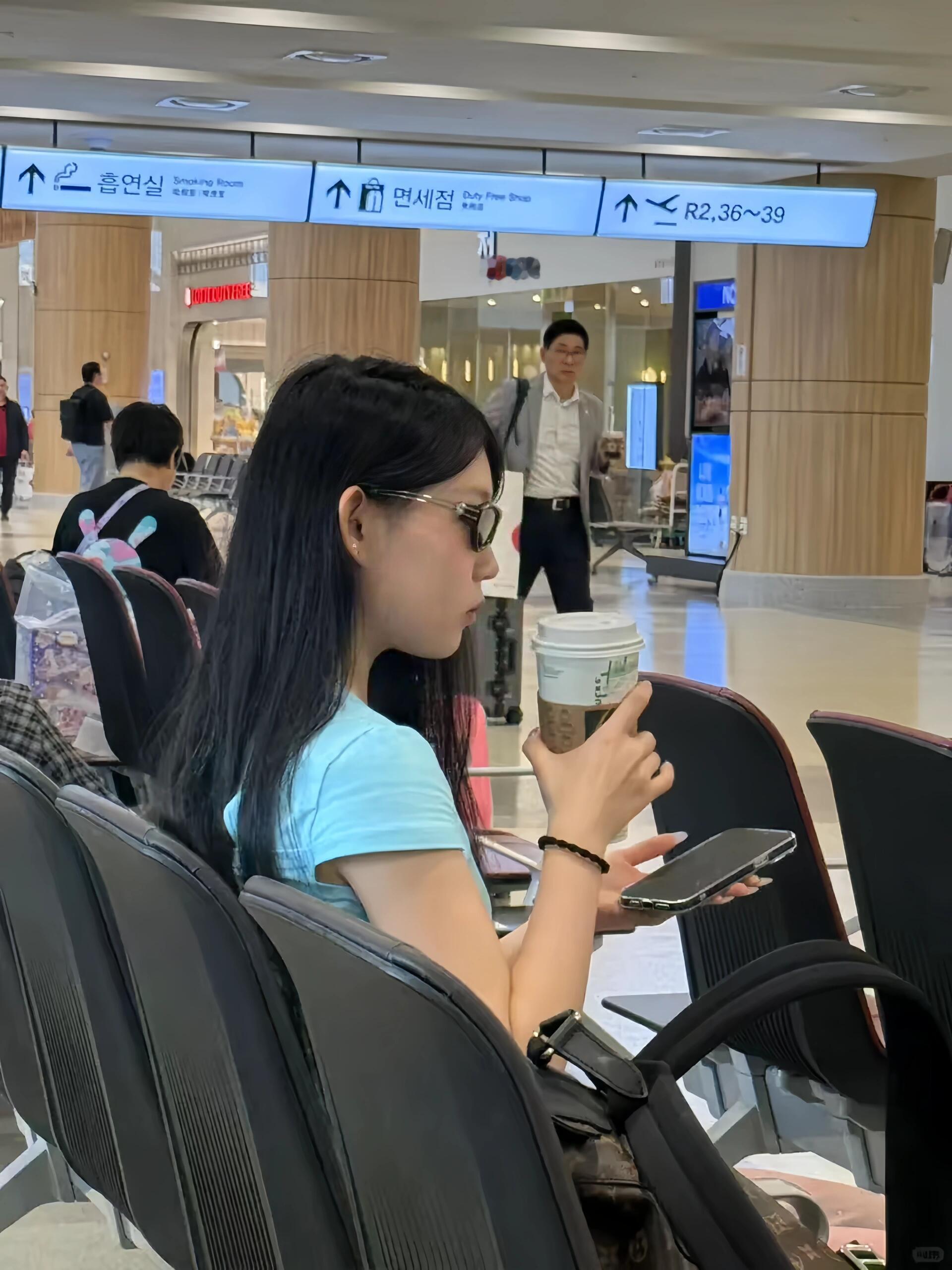 小沈阳的女儿沈佳润在韩国机场被网友偶遇沈佳润戴着墨镜，从候机厅到摆渡车，然后坐上