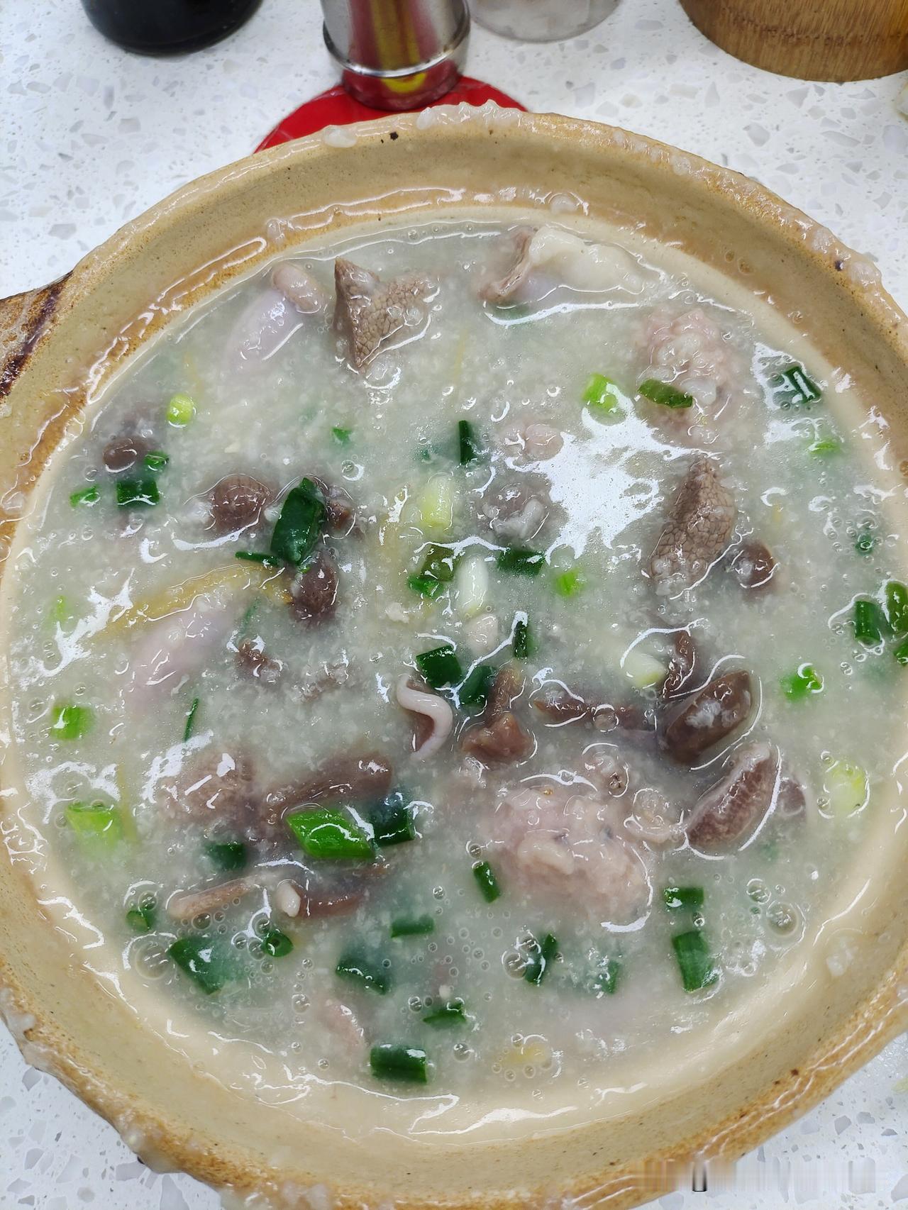 顺德的粥铺给人的感觉就是简陋，无装修，台凳破旧，饮食环境很差，可能这是行业传统的
