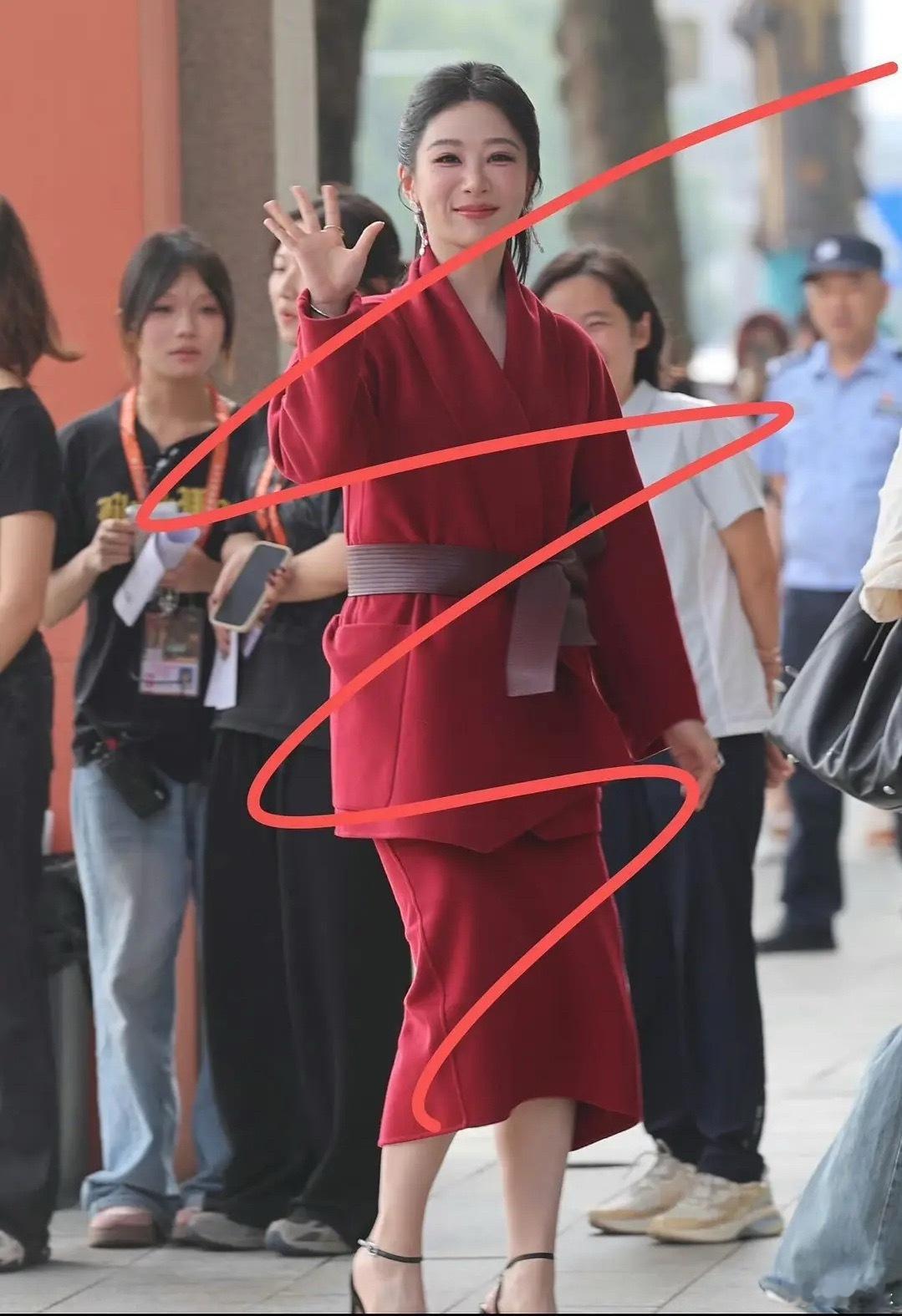 杨紫红裙生图和精修区别大吗？​​​