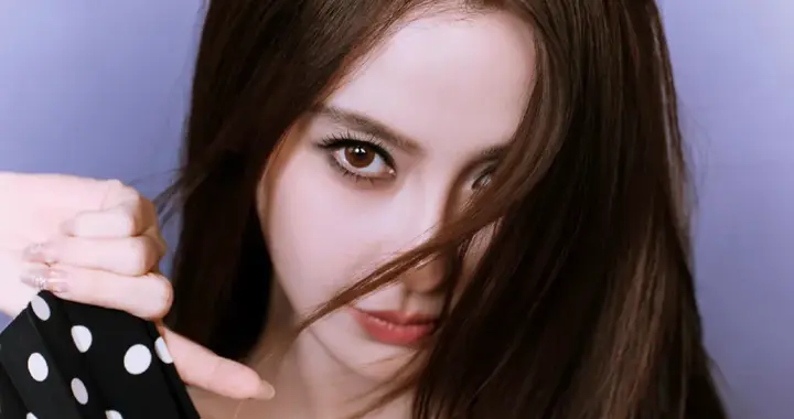 杨颖露肩裙惊艳亮相，美到窒息！