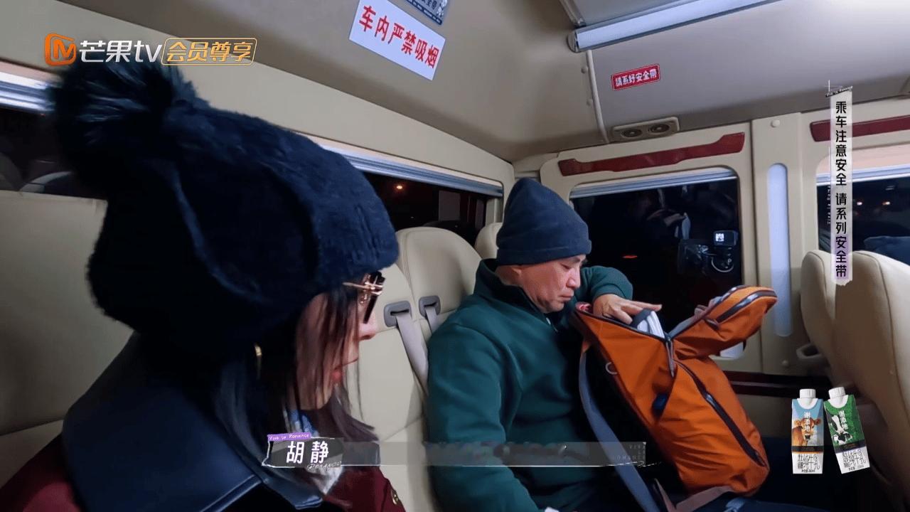 胡静为儿子操碎了心胡静在车上个儿子打视频电话这段真好像我妈，虽然自己出门在外也