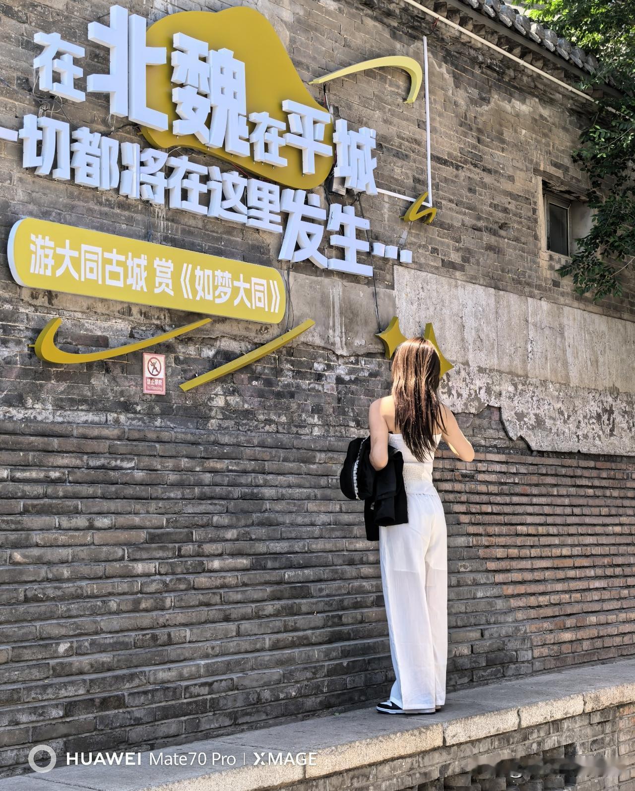 女孩子衣着得体，尽展青春活力。眼前预告:一切鄀将在这里发生……能发生什么？