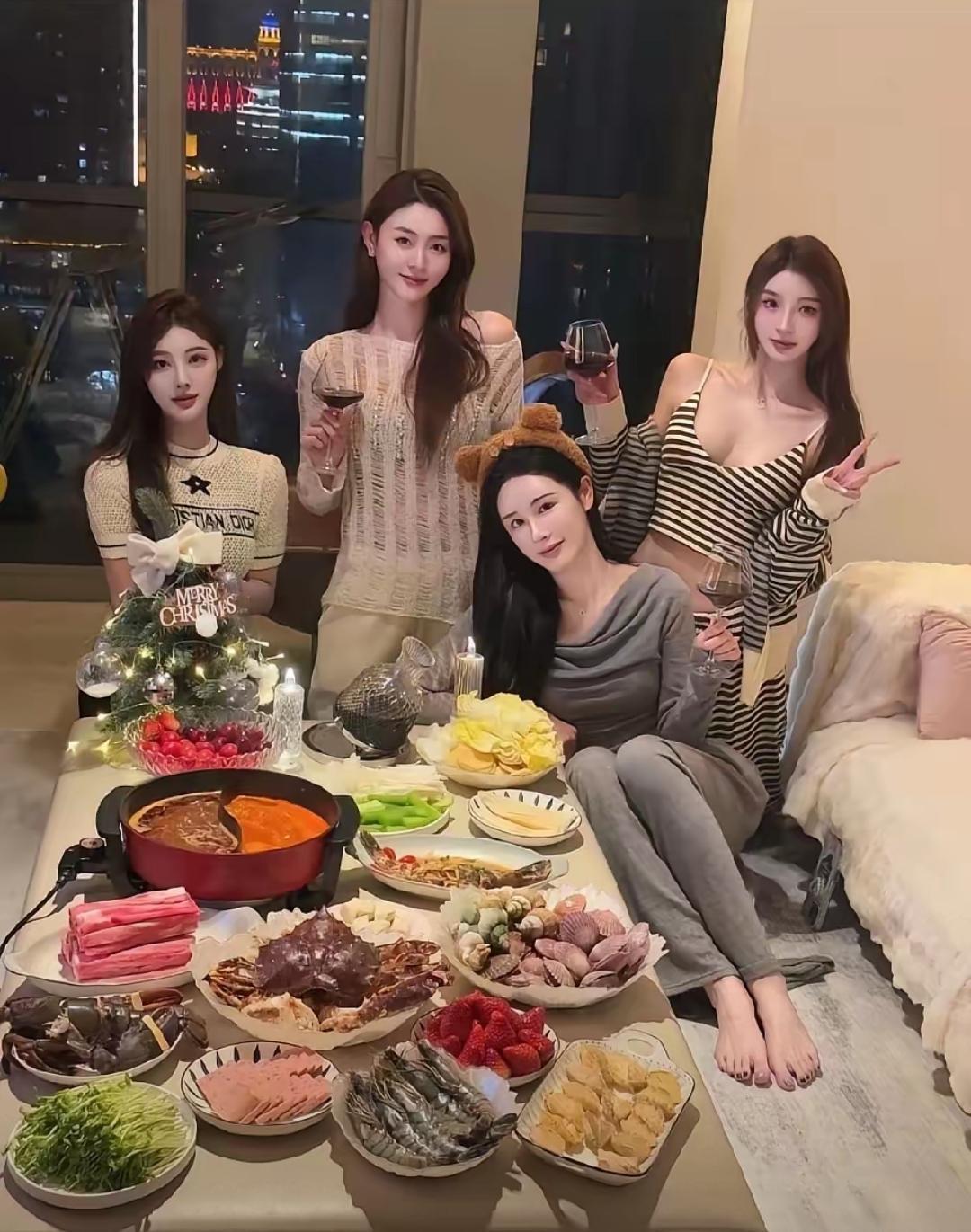 一起聚餐的四个大龄剩女，个个条件优越，貌美如花，如果让你选择一位做女朋友，你会选