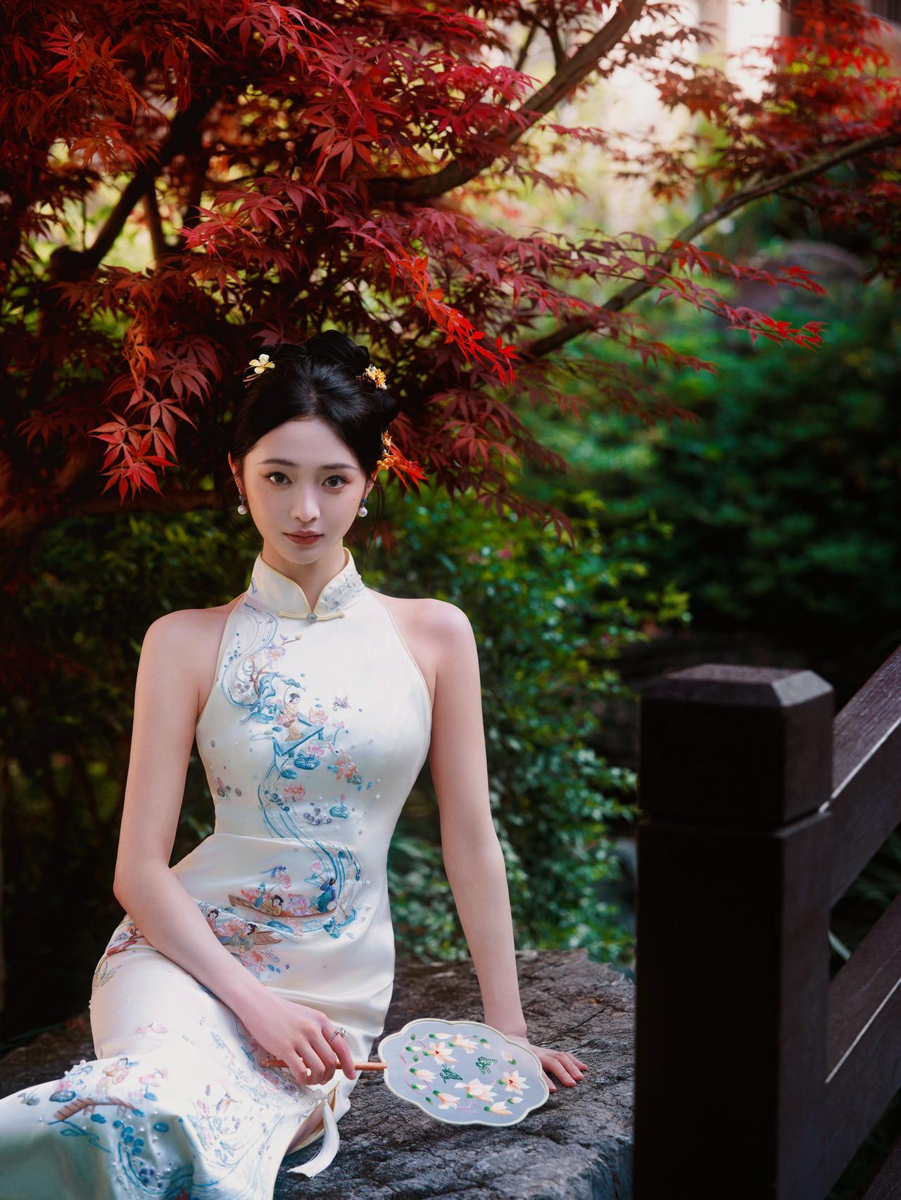 改良刺绣旗袍：素雅底色+精致花鸟，清冷感拉满。真正的东方美，不在于浓墨重彩，