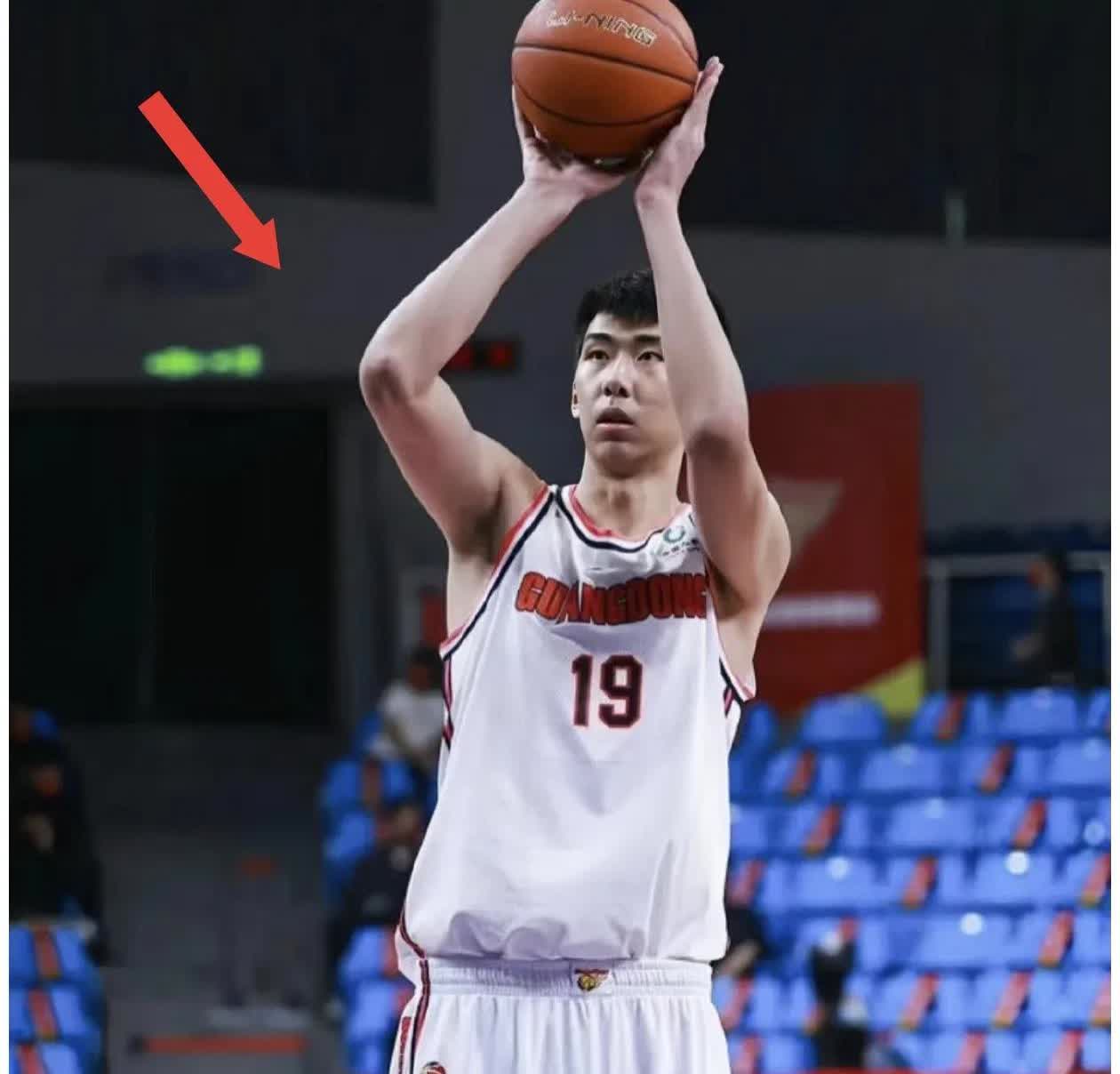 出乎意料啊！广东宏远仅用3天时间就将2米26的徐昕从注册名单中除名，并且转会