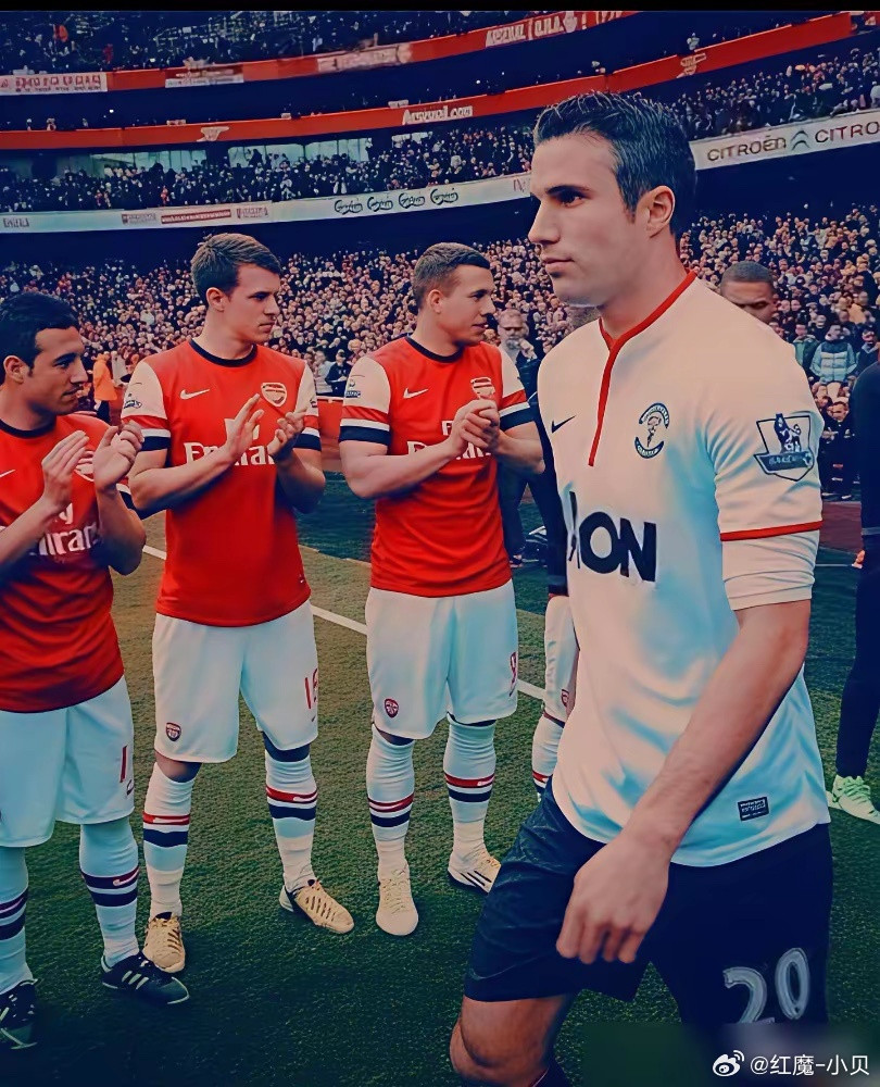 30岁时，范佩西不顾枪手球迷的怨恨，转投曼联。周薪从7万镑飙升至20万镑，阿森纳