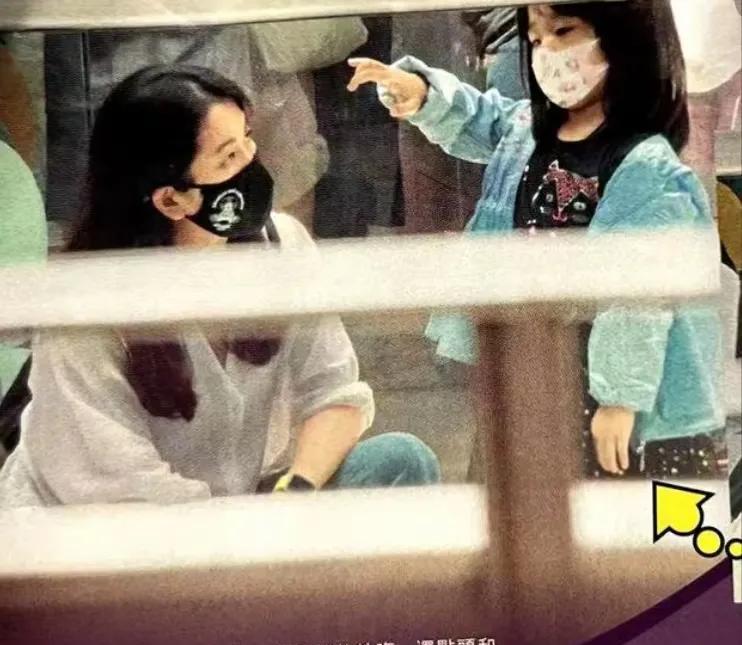 黎明的现任妻子是二婚嫁给黎明的，两人没有举办婚礼，两人的女儿于2018年出生，从