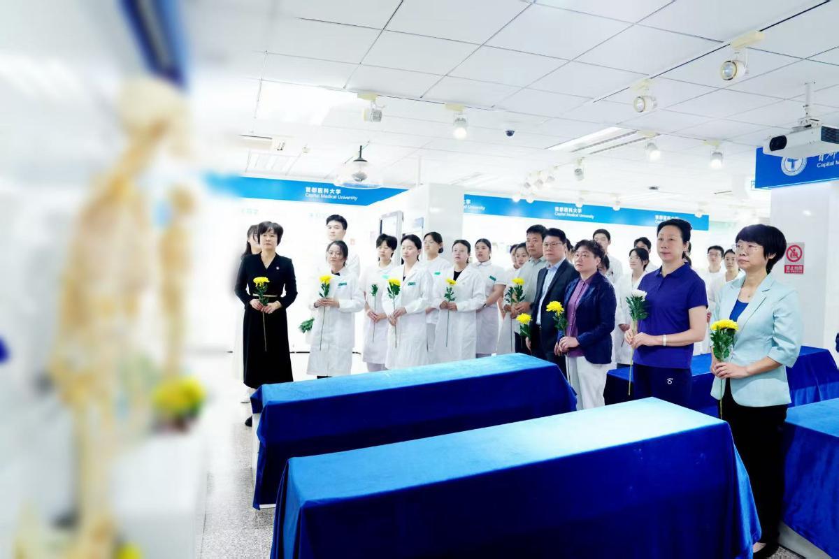 相拥已是白骨时！首都医科大学解剖标本陈列厅里，北京儿童医院肿瘤外科主任韩炜捧着一