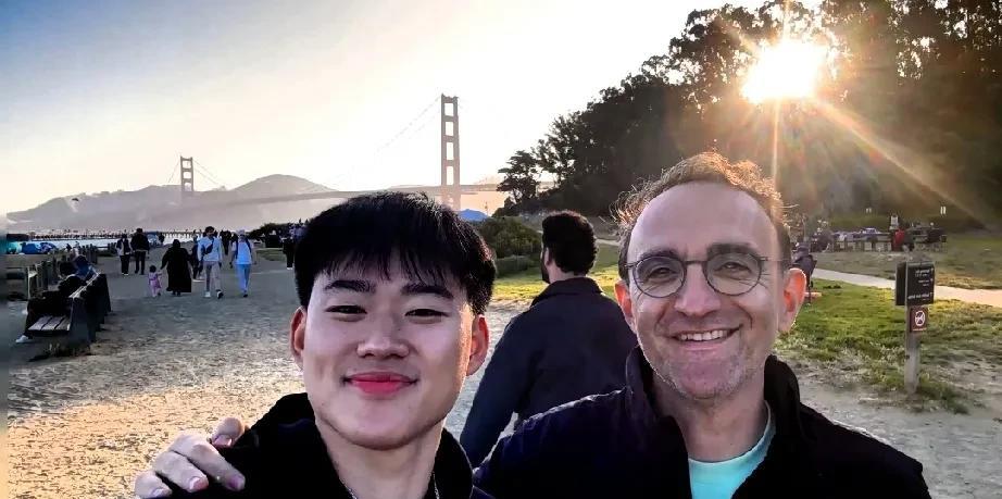 辽篮外教洛佩斯出现在美国旧金山，和辽宁球员赵维伦一起就餐，饭后还在城市散步，洛佩