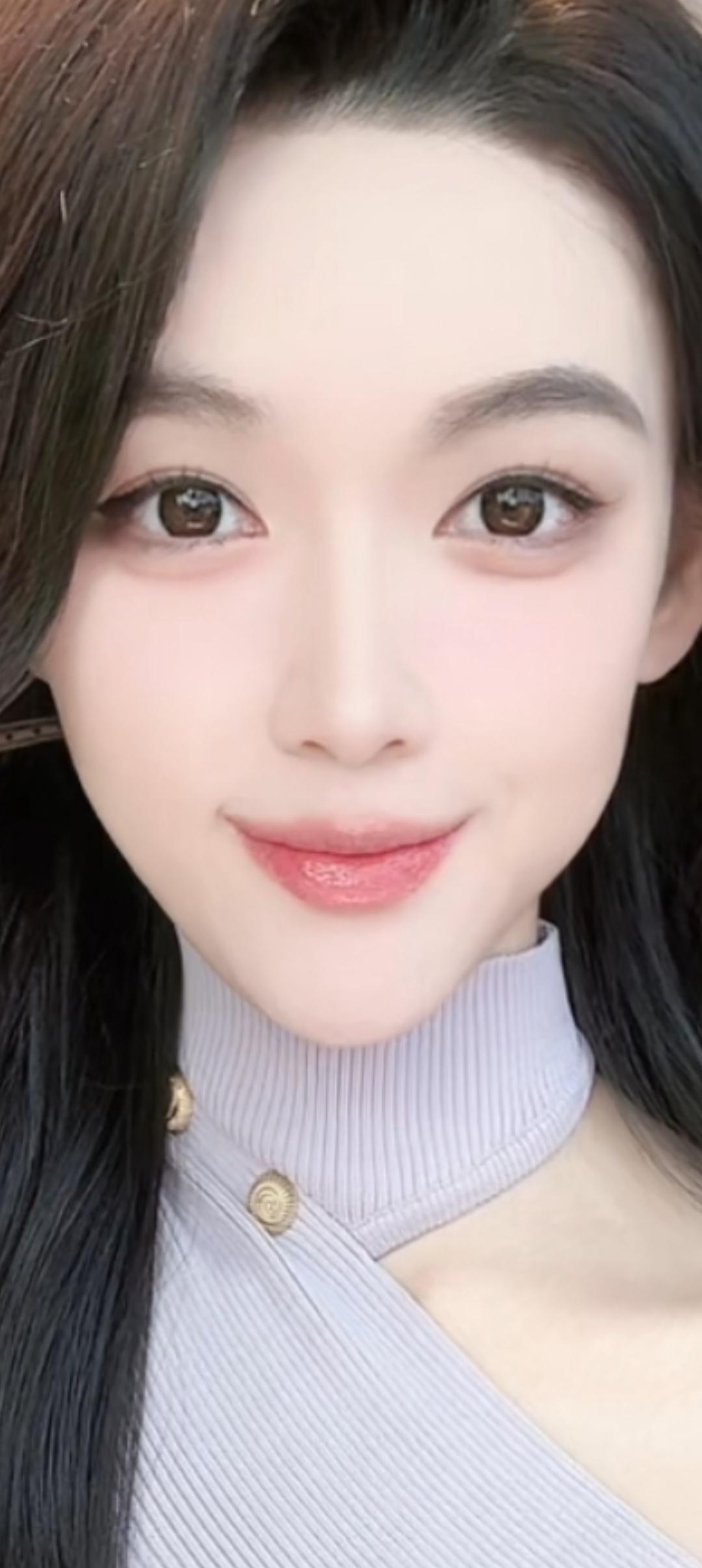 这位小姐姐笑起来好甜呀！