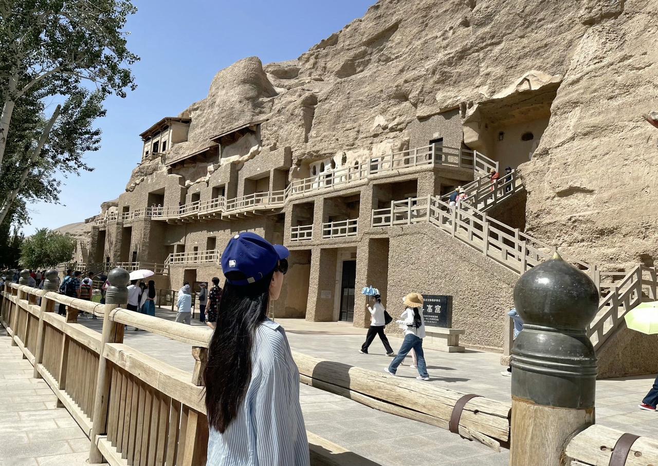 世界是一本大书，不旅行的人只读了其中一页。上热门古建筑穿搭御姐