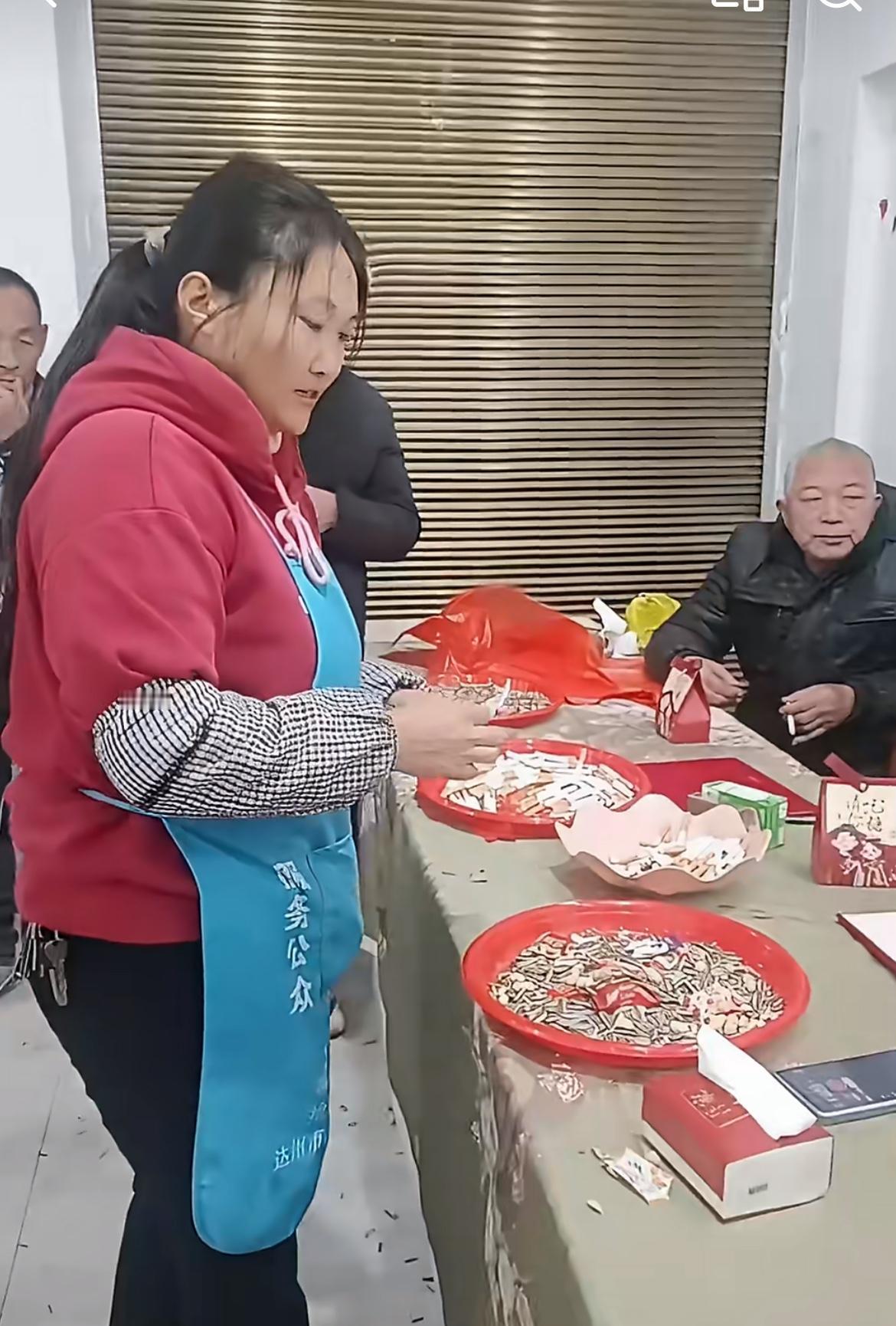 上1元礼金吃席，撸走一条烟，奇葩四川女子真让人开眼了。视频发出来，有人质疑是段子