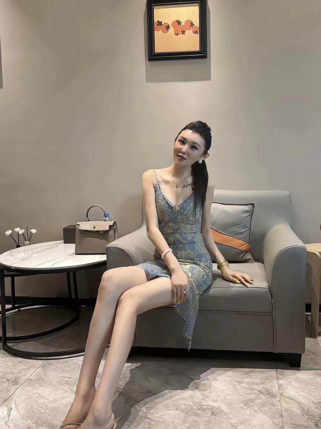 抛开身材来说，你觉得这个女人长得漂亮不？我觉得真的是很漂亮，很有气质，看着穿搭就