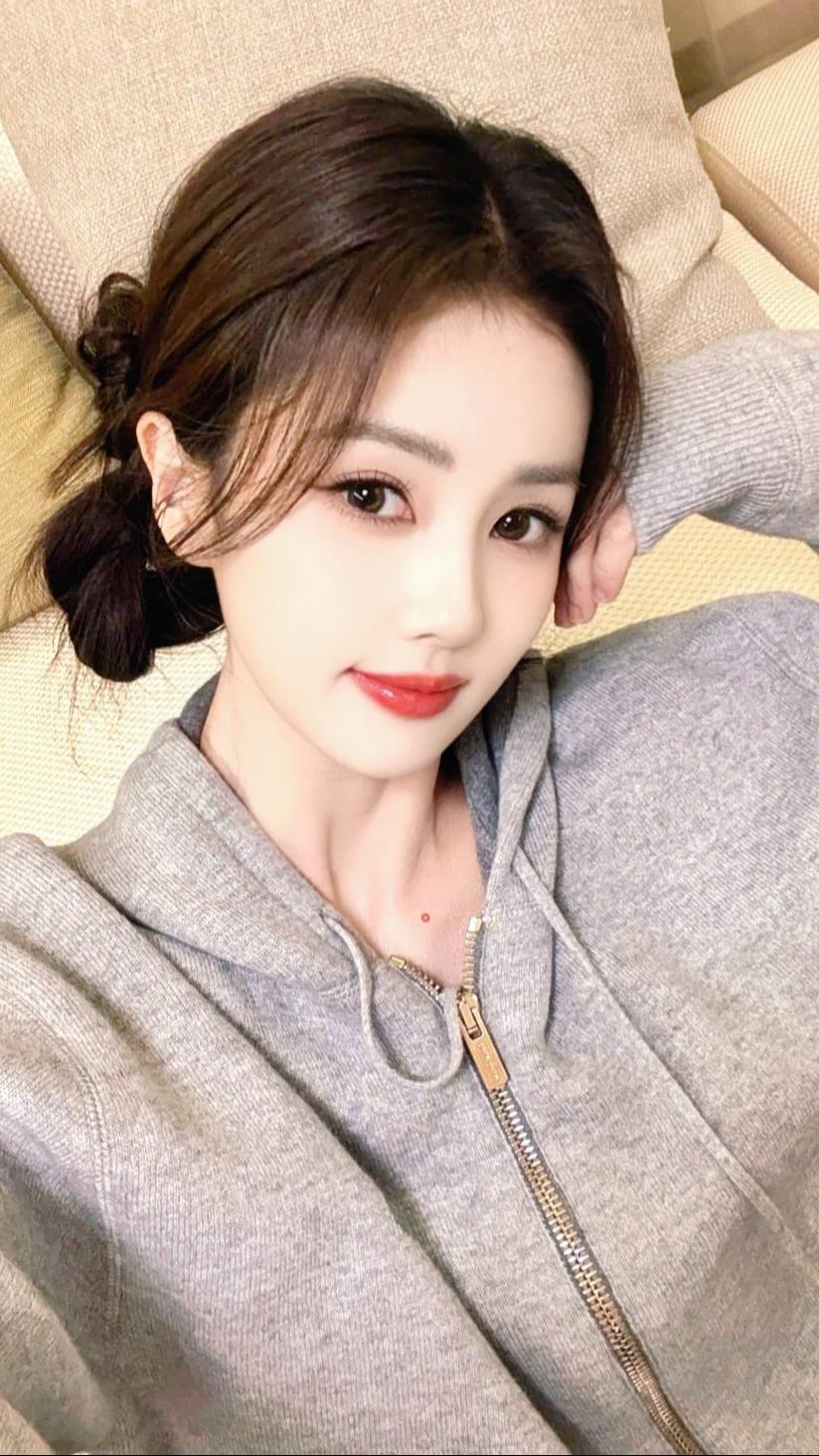 白鹿。明眸善睐，谁能不被这样的颜值打动呢！😍快来一起挖掘更多美丽的秘密吧~