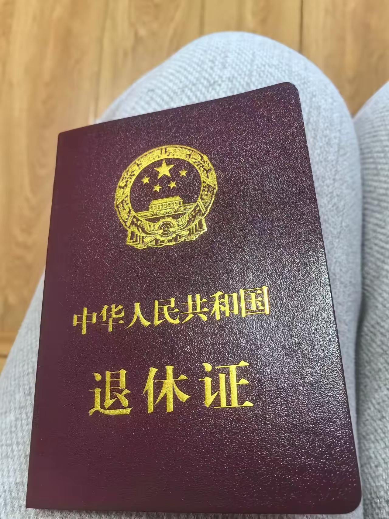 在机关事业单位待久了，不管你在职时是科长、股长还是骨干，只要正式办完退休手续，瞬