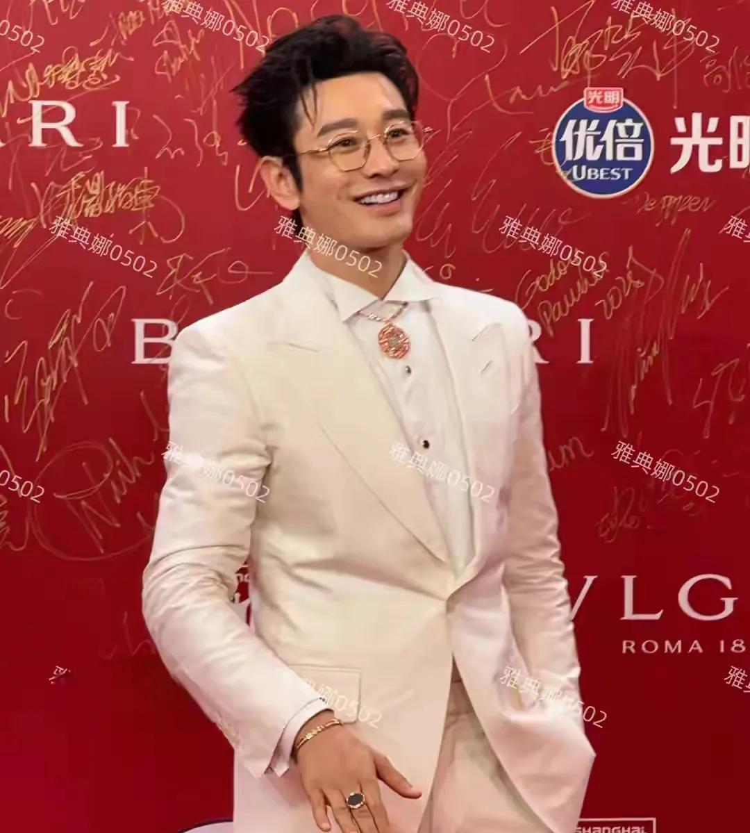 黄晓明上海电影节闭幕红毯造型用力过猛，浑身上下戴满首饰好夸张
