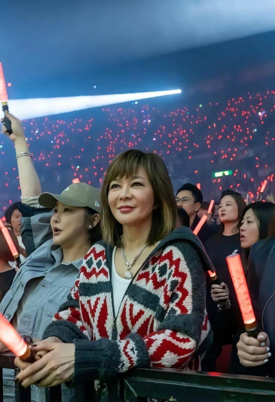 男女之间的差距，不只是性别。关之琳在刘德华演唱会，并开心晒出合照。而两人同样是6