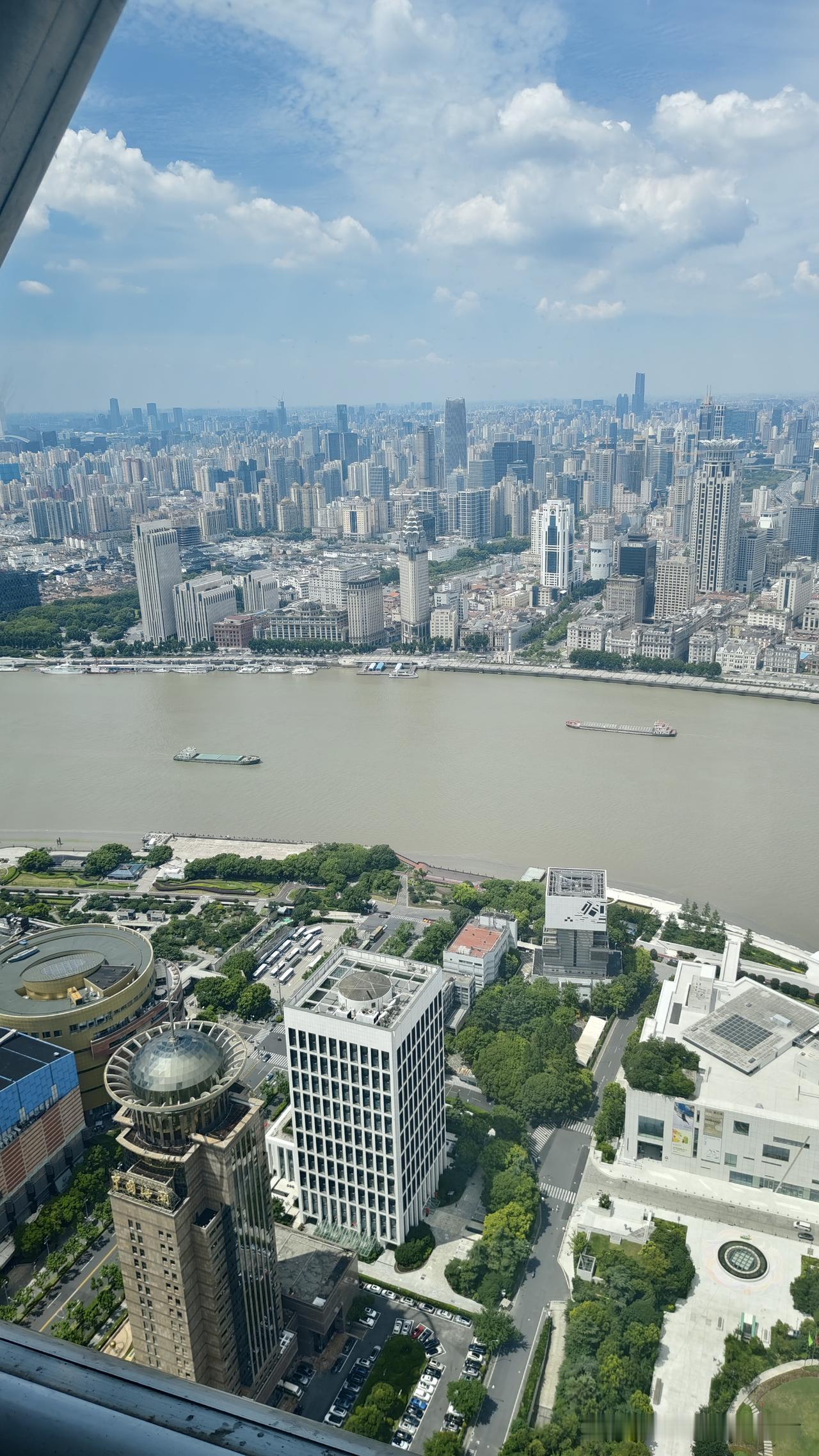 上海这高温天实在扛不住，出门跟蒸桑拿似的，连空气都发烫！之前早早买好迪士尼门票，