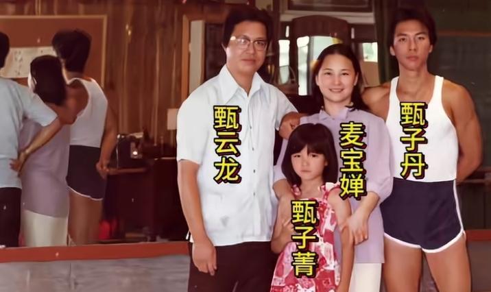 80年代，甄子丹与父母、妹妹的一张留影，那时候的甄子丹一身肌肉一看就是练把式的