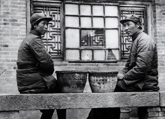 1939年，贺子珍在莫斯科看到毛主席再婚的报纸，她冲进医院找周总理评理，周总理只