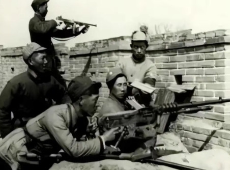 1939年，一地主将300名八路军接到家中休养，谁料，却被1200名日军包围。激