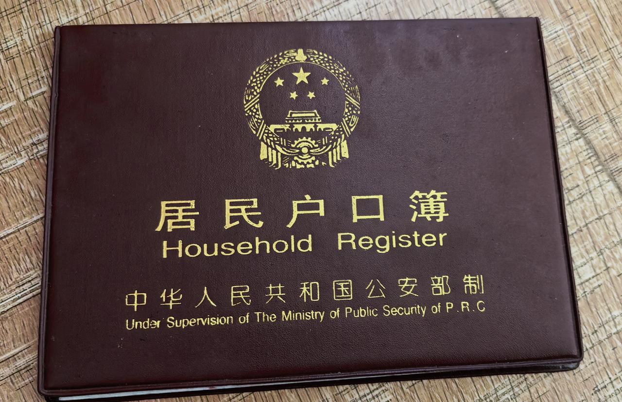 我妈户口注销了，热心女民警还帮我办了亲属关系证明。到派出所递进去户口本，死亡证