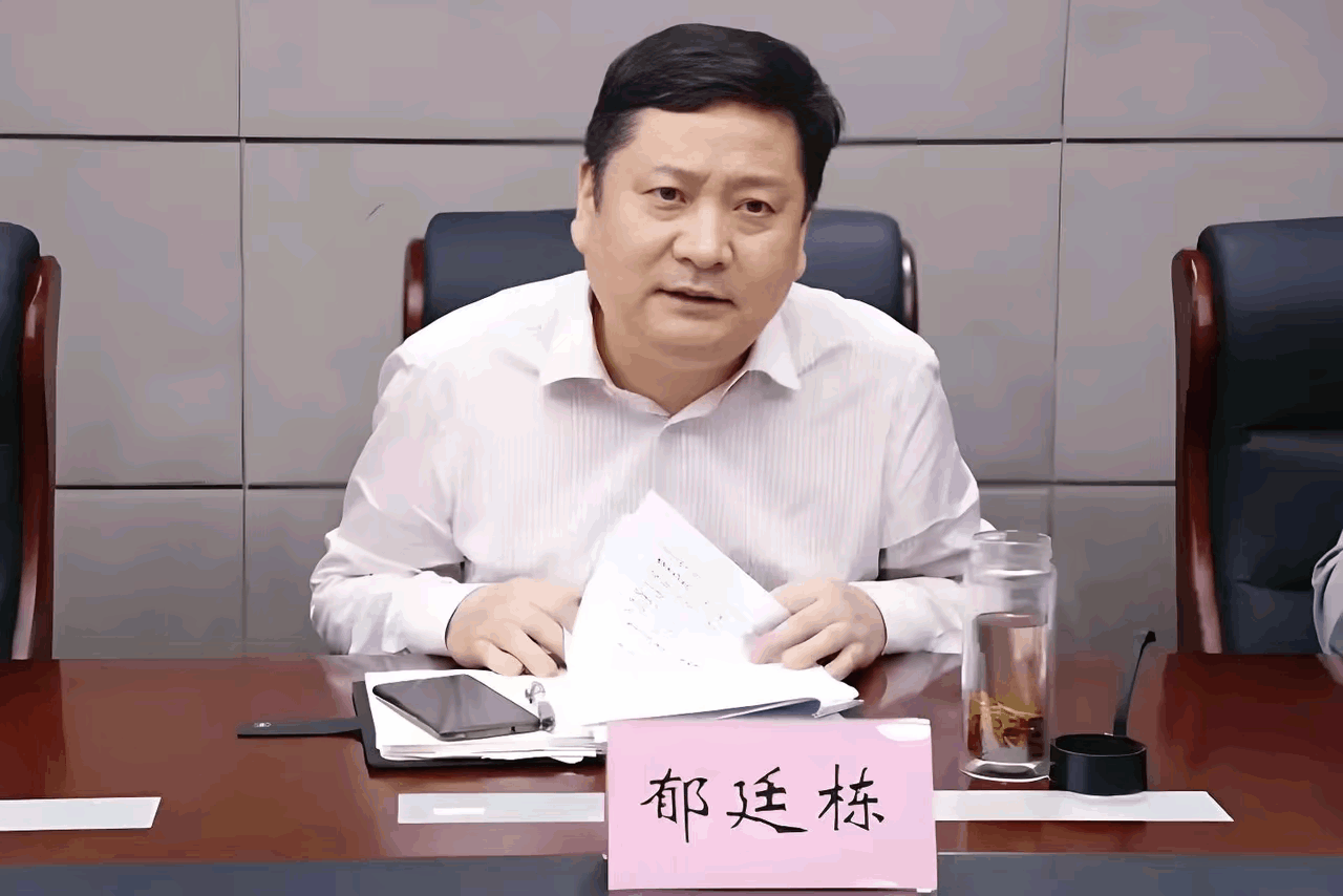 在当前的形势下，郁某栋作为公职人员，这么肆意妄为，违反八项规定，顶风而上，接受别