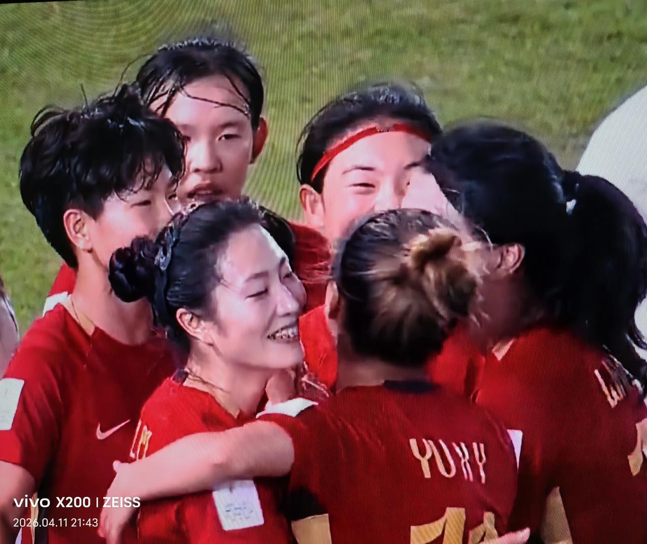 世界杯，我们来了！中国∪20女足凭助曾雨佳、余佳琪上半场的破门，以及下半场肖亚飞