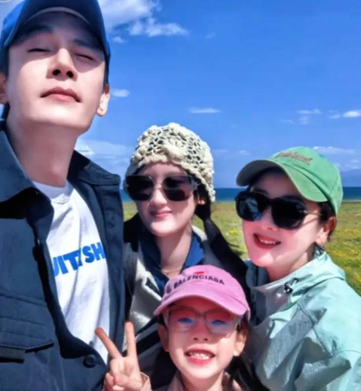 总觉得明星度假都是前呼后拥，要么包场要么摆拍，直到刷到经超小李琳一家四口的照片。