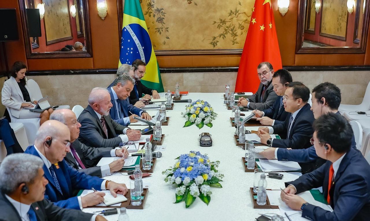 巴西总统卢拉5月12日发文说：“在北京紧张工作的一天从与四家中国企业（广汽集团、