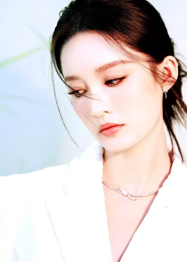 李沁-端庄秀气的美人