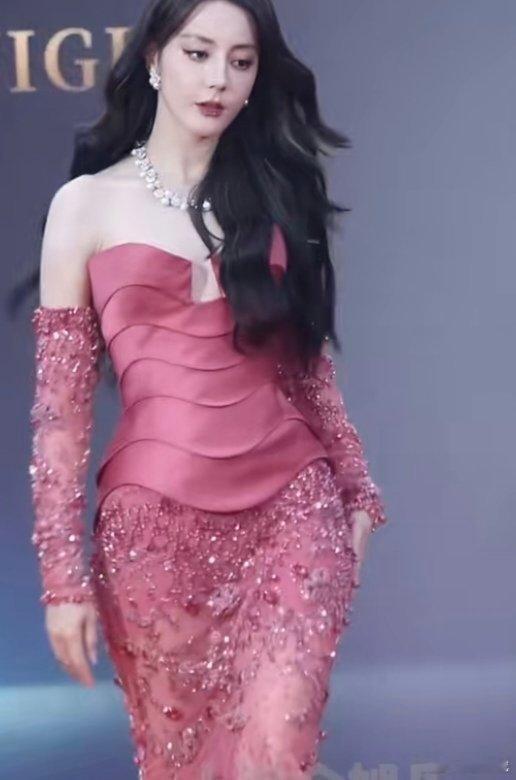 好久不见迪丽热巴走红毯好久不见迪丽热巴再度亮相红毯，一袭造型惊艳全场。身姿优雅气