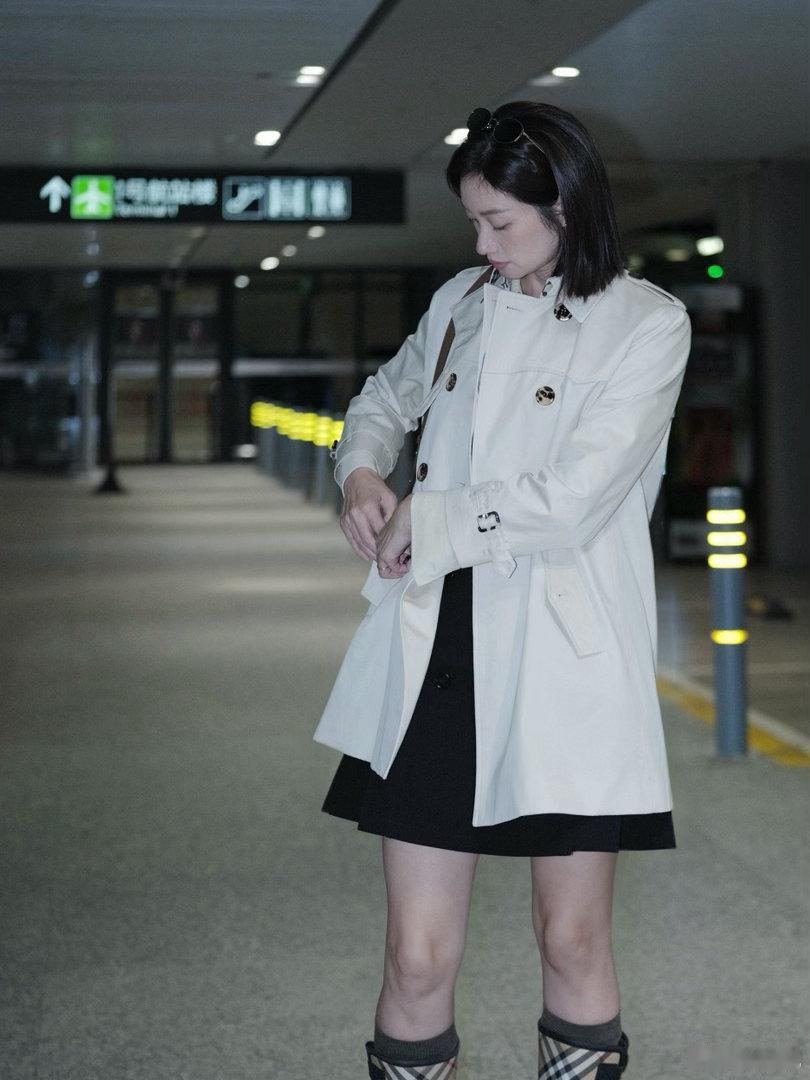 42岁朱亚文的老婆沈佳妮真漂亮，沈佳妮整体小巧玲珑女人，小鸟依人娇柔可爱样子，朱