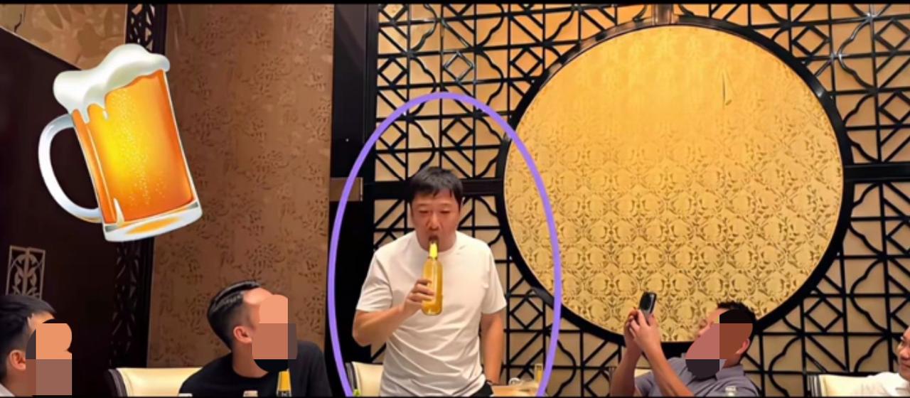 贾冰饭局被偷拍，全网都骂偷拍的人。我也刷到了贾冰那段饭局视频，贾冰很随意,