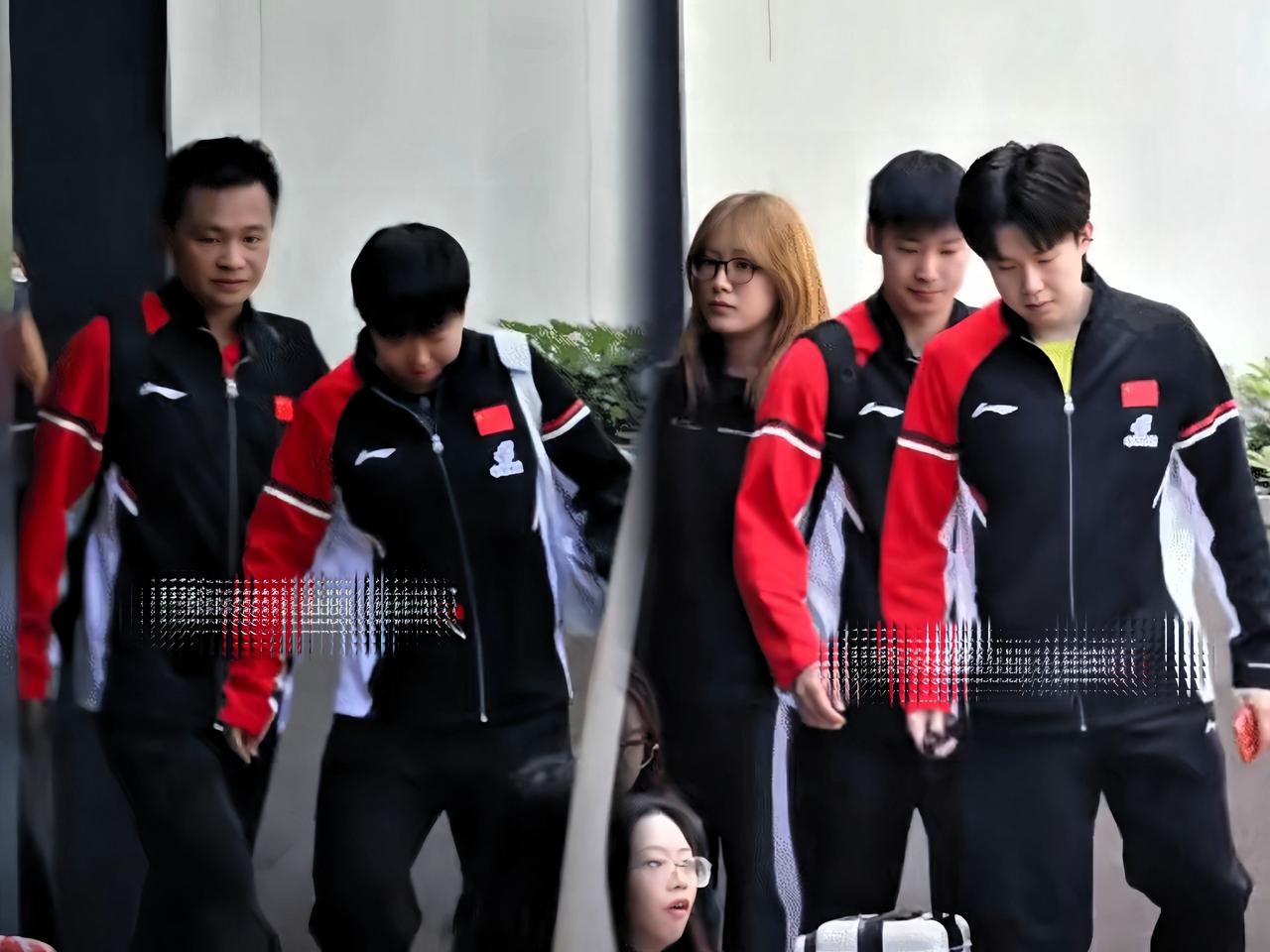 莎头两人出发去训练比赛喽～一个白色耳机，一个黑色耳机，默契十足，代言人