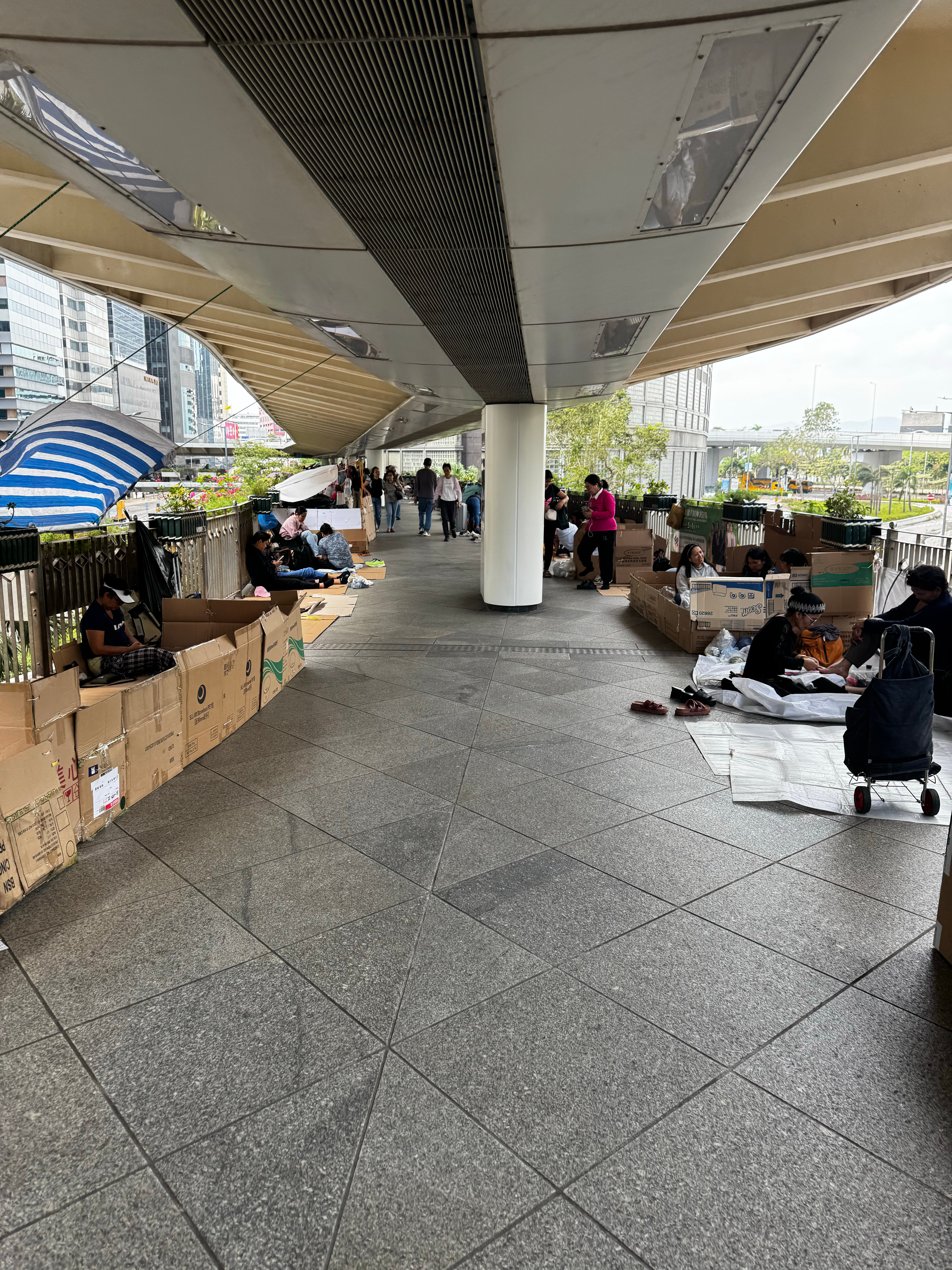 香港仔见一堆菲佣在天桥上露营，没有上前喷吗？如果是大陆人会怎样？​​​