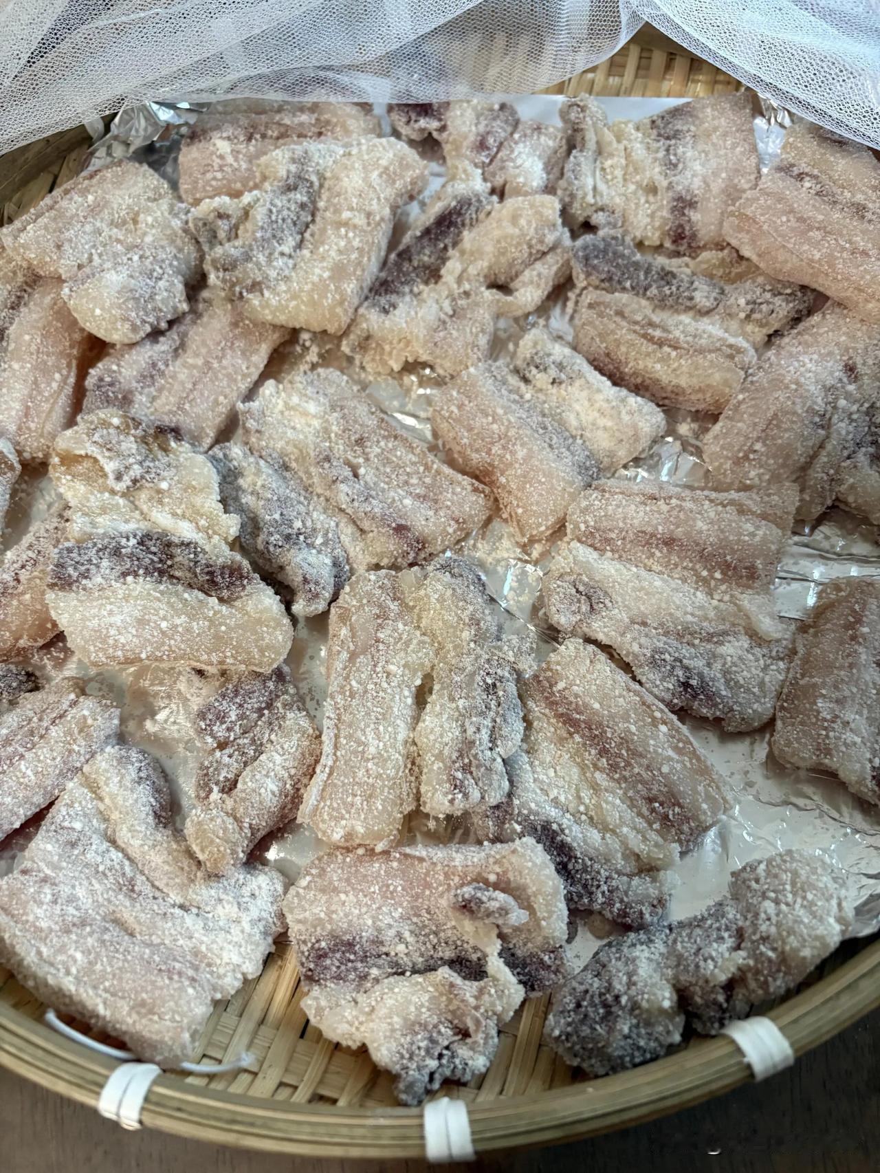 分享一下晒米粉肉的心得。500克新鲜的五花肉晒干后大概是350克左右，要是遇到低