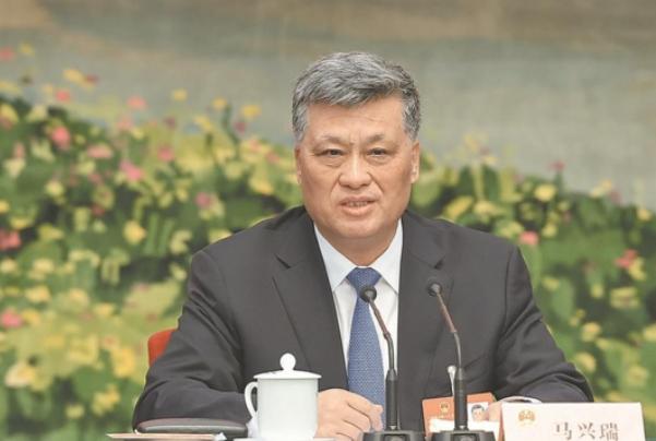 马兴瑞案最值得盯的地方，不是他本人收了多少，而是谁在替他收。通报列出身边工作人员