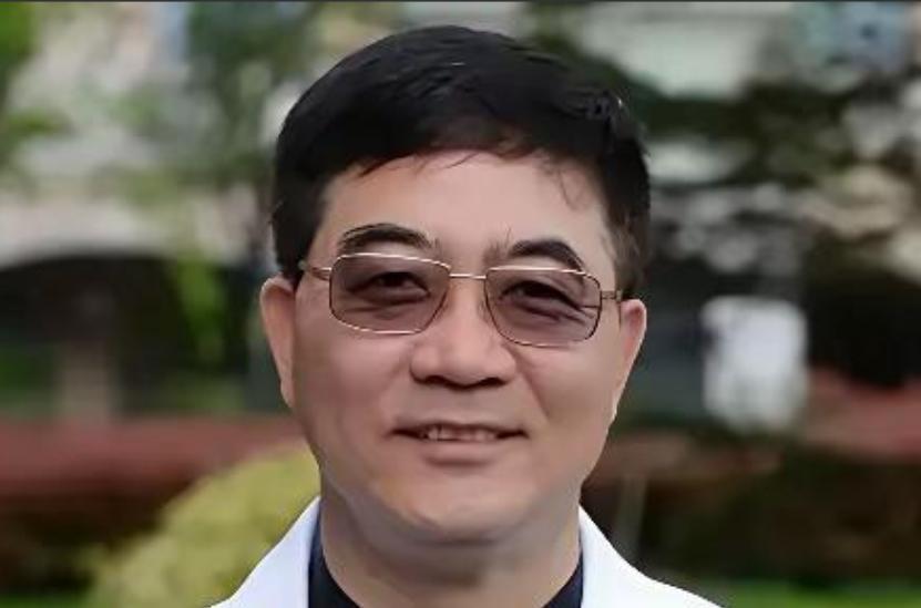 上海中山医院心内科顶尖专家葛均波，在为一名19岁少女实施心脏手术时，竟突然浑身颤