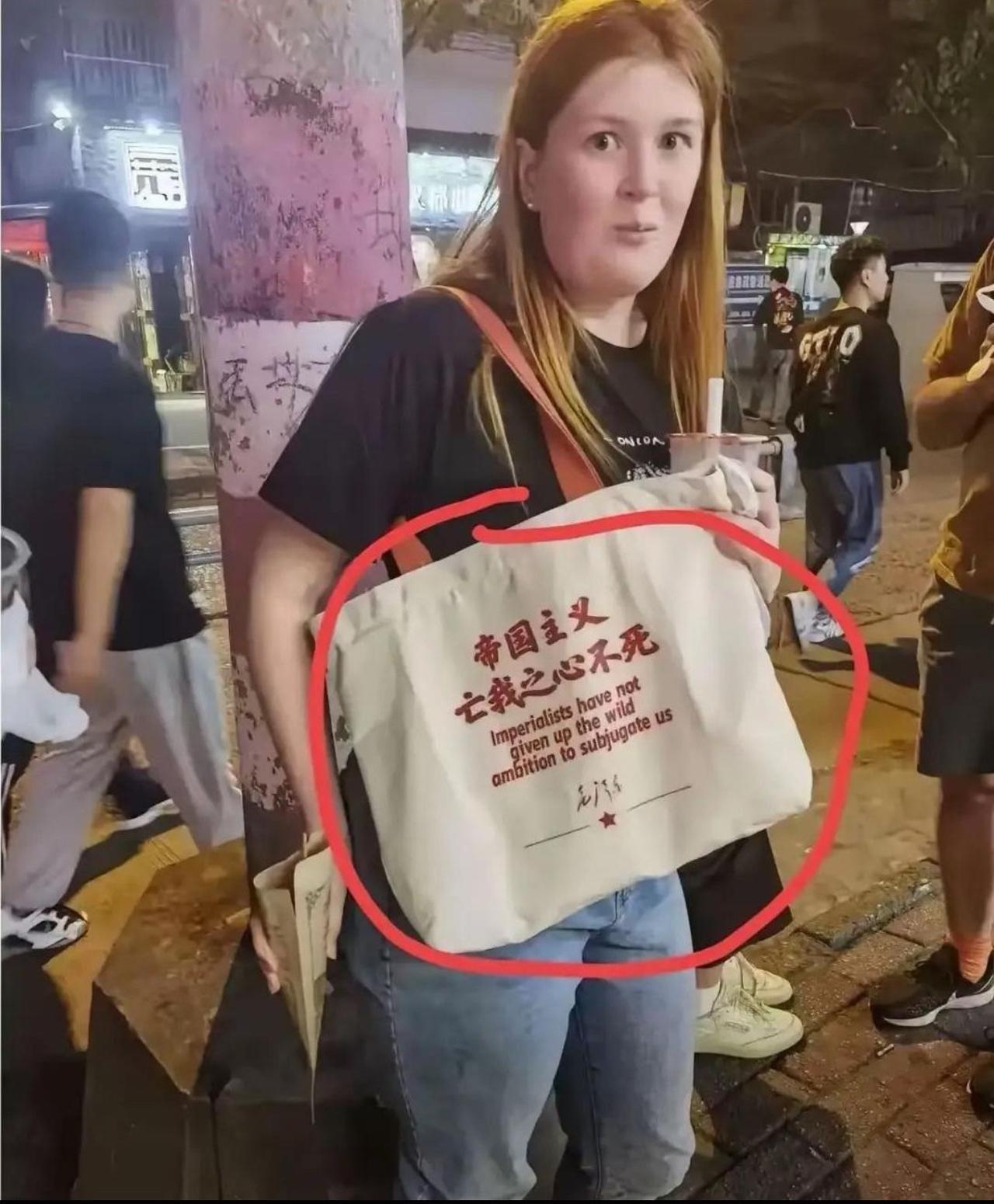 现在的外国友人对中国文化的理解，已经直接杀到满级了！外国小姐姐背着印着“帝国主