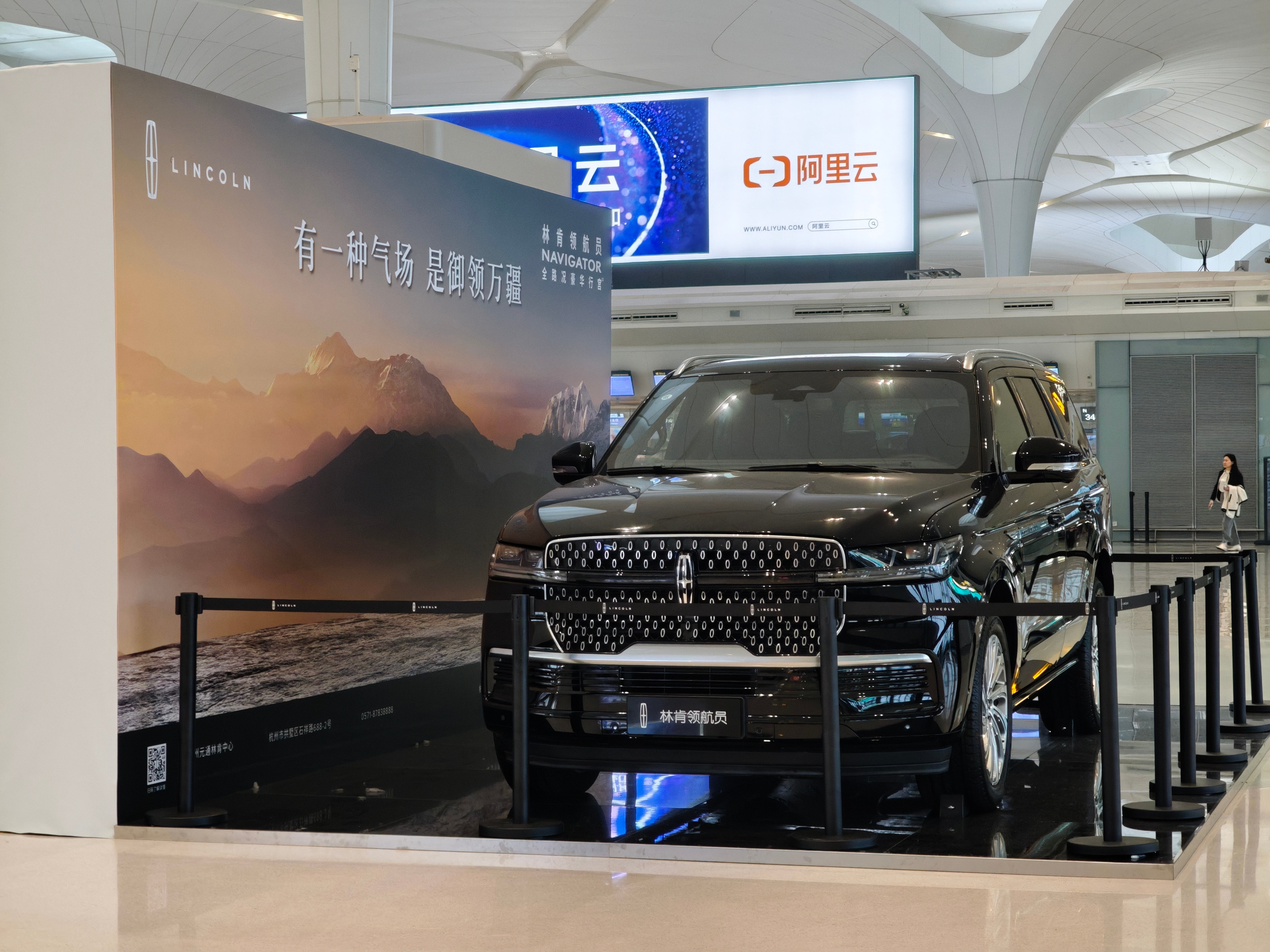 今天在机场看到林肯领航员的展车，突然发现，国产新能源崛起确实是颠覆了整个市场的规