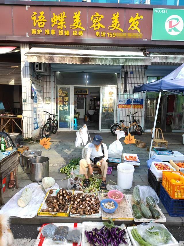 近日，浙江诸暨理发店老板万先生火了。他好心让大妈在店门口摆摊，收获暖心“投喂”。