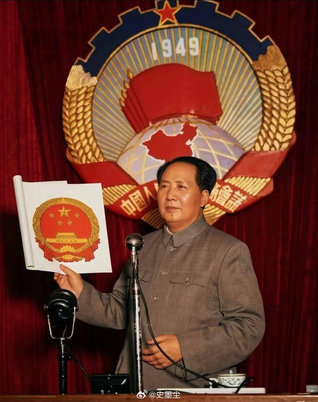 主席不仅在军事上是神级，诗词书画也是引领时代风骚，重庆谈判时一首《沁园春雪》就压