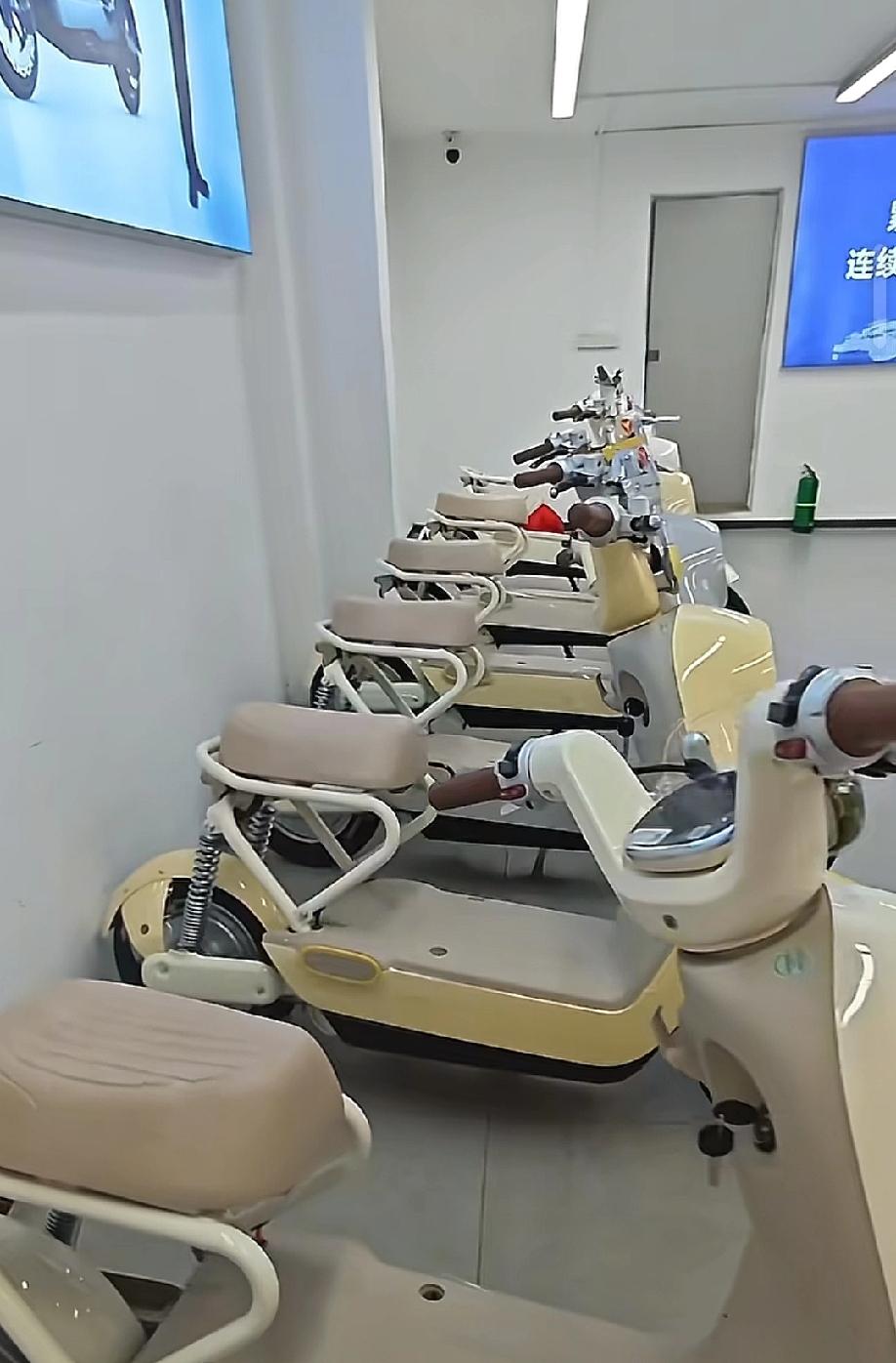 逆天了，新国标电动车!不能带人，座位上的盖子没有螺丝固定，速度只能25km/小时