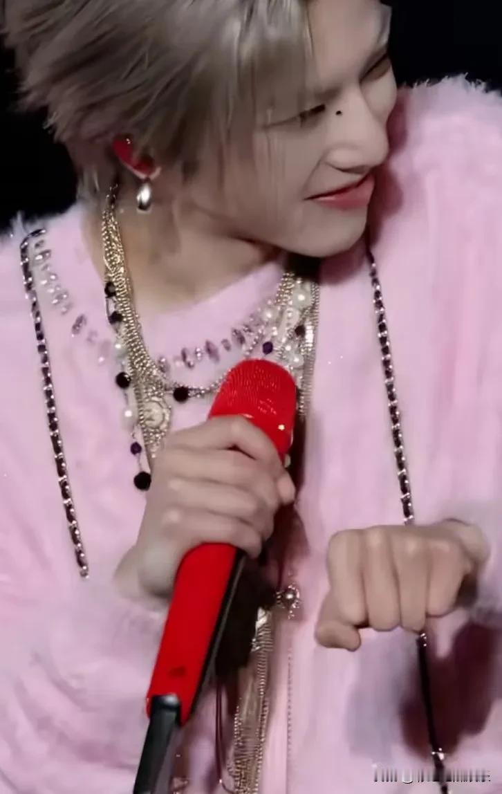 华晨宇怎么变成这样了？化浓妆涂口红染金发穿粉色毛衣戴项链，看起来很秀气，尤其是那