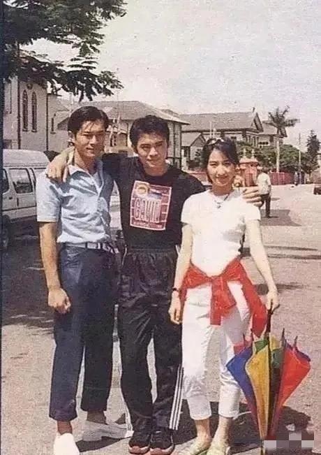 这张27年前的老照片，我只认出了穿着半袖衫、白鞋子的古天乐与拄着伞、腰系红衣的关