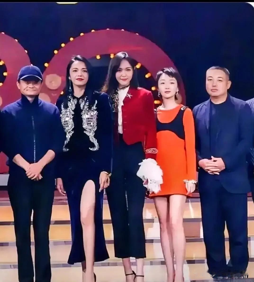 左边的是马云，右边的是刘国梁，中间的三个美女，一个比一个好看，一个比一个气质，你