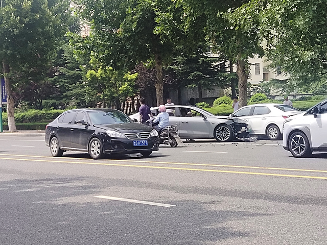 蔚来和大众车祸分享今天回来路上看到一起车祸，看现场应该是一辆蔚来被大众左侧变道