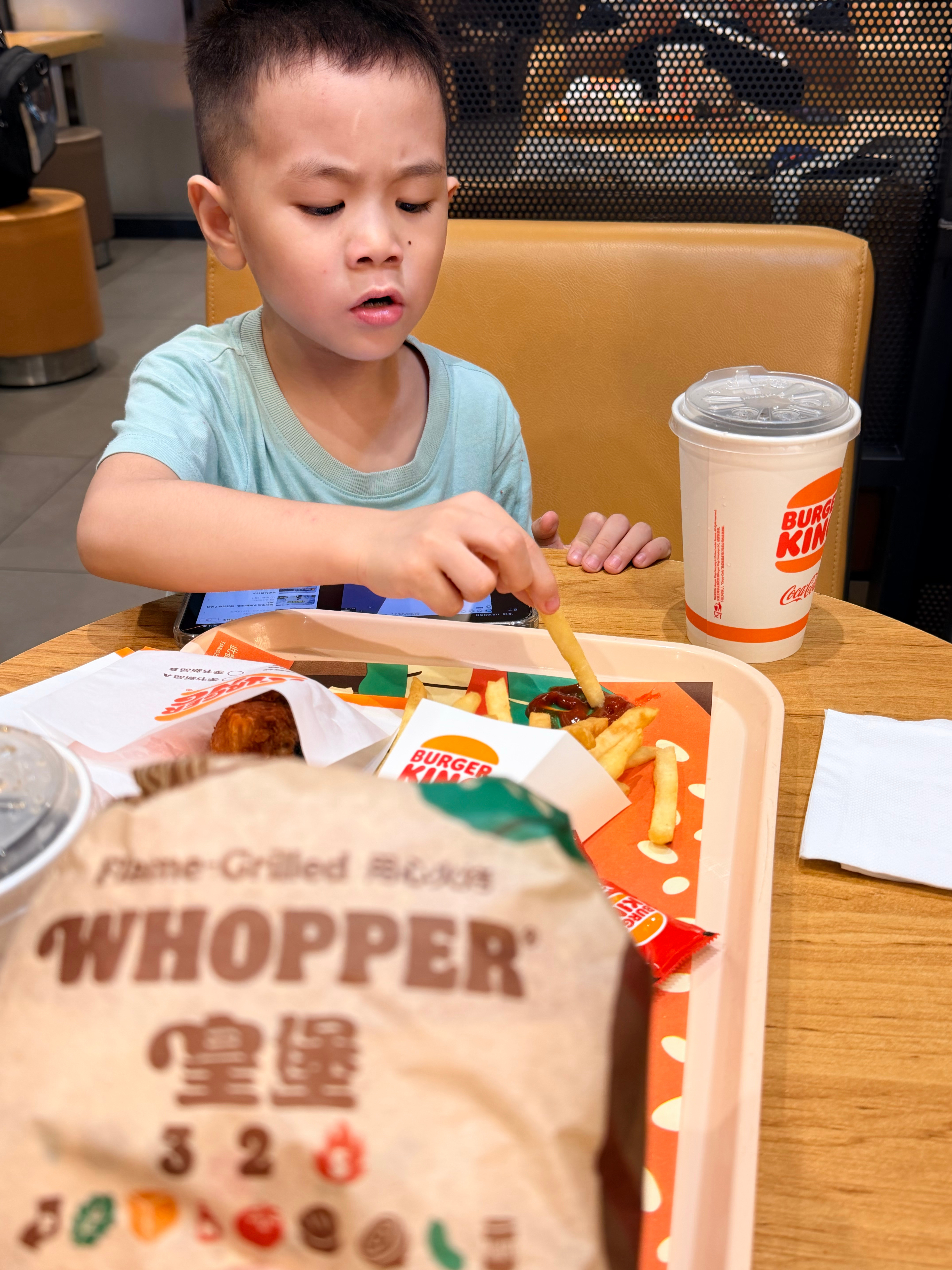 又来吃皇堡和大薯条了